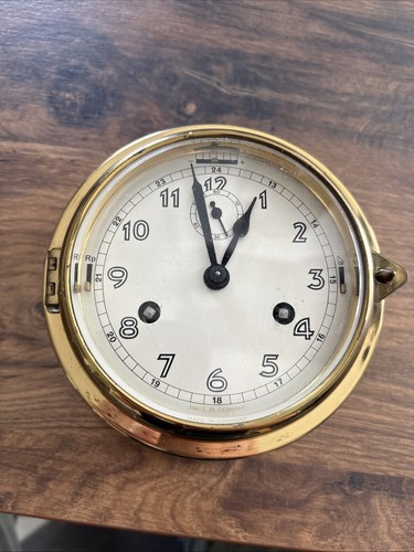 Glasenuhr des herstellers - des,